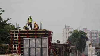 Proyek pembangunan Light Rail Transit (LRT) di Kawasan Kelapa Gading, Jakarta, Jumat (17/3).