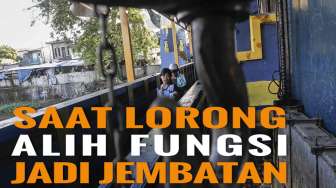 Miris! Lorong Pintu Air Jadi Jembatan Penyeberangan