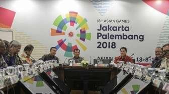 Wakil Presiden Jusuf Kalla memimpin rapat persiapan Asian Games 2018 yang juga dihadiri oleh sejumlah menteri, di kantor Sekretariat Komite Penyelenggara Asian Games (INASGOC) Jakarta, Sabtu (25/3/2017). [Suara.com/Kurniawan Mas'ud]