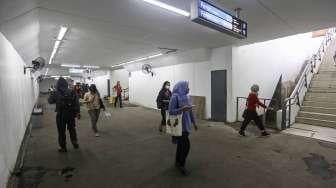 Sejumlah penumpang tampak melewati lorong underpass di Stasiun Manggarai, Jakarta, Sabtu (25/3/2017). [Suara.com/Kurniawan Mas'ud]