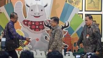 Wakil Presiden Jusuf Kalla memimpin rapat persiapan Asian Games 2018 yang juga dihadiri oleh sejumlah menteri, di kantor Sekretariat Komite Penyelenggara Asian Games (INASGOC) Jakarta, Sabtu (25/3/2017). [Suara.com/Kurniawan Mas'ud]