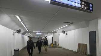 Sejumlah penumpang tampak melewati lorong underpass di Stasiun Manggarai, Jakarta, Sabtu (25/3/2017). [Suara.com/Kurniawan Mas'ud]