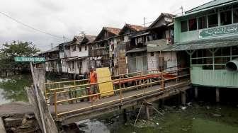 Aktivitas warga di kawasan pemukiman kumuh kampung Grogol, Tanjung Selor, Jakarta, Sabtu (25/3/2017). [Suara.com/Kurniawan Mas'ud]