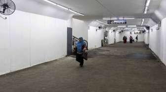 Sejumlah penumpang tampak melewati lorong underpass di Stasiun Manggarai, Jakarta, Sabtu (25/3/2017). [Suara.com/Kurniawan Mas'ud]