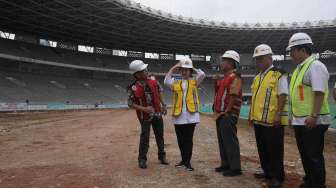 Wapres Jusuf Kalla meninjau proses renovasi Stadion Utama Gelora Bung Karno di Senayan, Jakarta, Minggu (26/3).