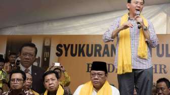 Calon Gubernur DKI Jakarta Basuki Tjahaja Purnama menghadiri acara syukuran Ulang Tahun ke-68 Agung Laksono di Jakarta, Minggu (26/3).