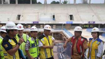 Wapres Jusuf Kalla meninjau proses renovasi Stadion Utama Gelora Bung Karno di Senayan, Jakarta, Minggu (26/3).