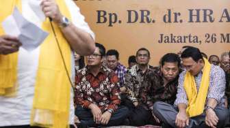 Calon Gubernur DKI Jakarta Basuki Tjahaja Purnama menghadiri acara syukuran Ulang Tahun ke-68 Agung Laksono di Jakarta, Minggu (26/3).