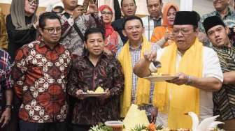 Calon Gubernur DKI Jakarta Basuki Tjahaja Purnama menghadiri acara syukuran Ulang Tahun ke-68 Agung Laksono di Jakarta, Minggu (26/3).