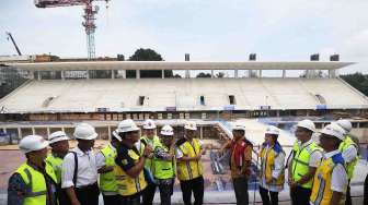 Wapres Jusuf Kalla meninjau proses renovasi Stadion Utama Gelora Bung Karno di Senayan, Jakarta, Minggu (26/3).