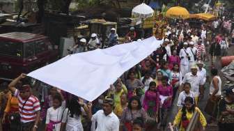 Umat Hindu melakukan upacara Melasti di Pantai Arafuru, Surabaya, Jawa Timur, Minggu (26/3).