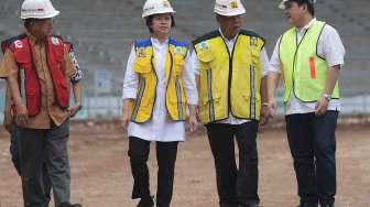 Wapres Jusuf Kalla meninjau proses renovasi Stadion Utama Gelora Bung Karno di Senayan, Jakarta, Minggu (26/3).