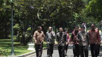 Presiden Joko Widodo menerima Pengurus Pusat Ikatan Hakim Indonesia atau IHI (kiri) di Istana Merdeka, Jakarta, Senin (27/3).