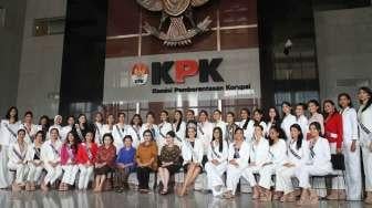 Finalis Puteri Indonesia 2017 mengunjungi KPK, di Jakarta, Senin (27/3).