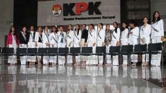 Finalis Puteri Indonesia 2017 mengunjungi KPK, di Jakarta, Senin (27/3).