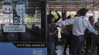 Sejumlah penumpang menggunakan jasa TransJakarta di Halte Harmoni, Jakarta, Selasa (28/3/2017). [Suara.com/Kurniawan Mas'ud]