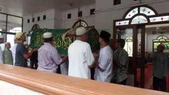 Suasana rumah duka dan penyelenggaraan jenazah Eko DJ sebelum dimakamkan di kawasan Pondok Kelapa, Jakarta Timur, Selasa (28/3/2017). [Suara.com/Ismail]