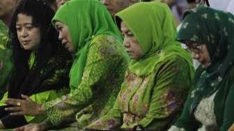 Acara pelantikan pengurus Pimpinan Pusat Muslimat Nahdlatul Ulama (NU) dan peringatan Harlah ke-71 Muslimat NU di Masjid Istiqlal, Jakarta, Selasa (28/3/2017). [Suara.com/Oke Atmaja]