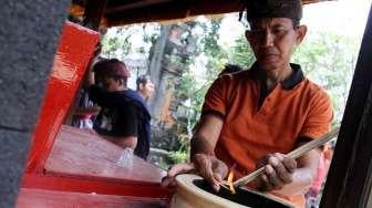 Umat Hindu melakukan sembahyang saat perayaan Nyepi di Pura Aditya Jaya, Rawamangun, Jakarta, Selasa (28/3/2017). [Suara.com/Oke Atmaja]