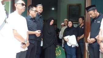 Suasana rumah duka dan penyelenggaraan jenazah Eko DJ sebelum dimakamkan di kawasan Pondok Kelapa, Jakarta Timur, Selasa (28/3/2017). [Suara.com/Ismail]