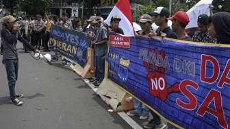 Pergerakan Mahasiswa Islam Indonesia (PMII) melakukan aksi solidaritas di kawasan Patung Kuda, Jakarta, Rabu (29/3).