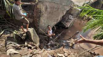 Pascabanjir bandang di Lubuk Tarok, Sijunjung, Sumatera Barat, Rabu (29/3).