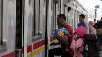 Sejumlah penumpang tampak menunggu kereta rel listrik (KRL) di Stasiun Manggarai, Jakarta, Rabu (29/3/2017). [Suara.com/Oke Atmaja]