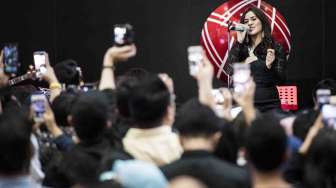 Penyanyi Raisa menghibur pengunjung saat Stock Sound penutupan perdagangan BEI, Jakarta, Jumat (31/3).