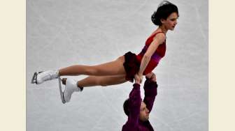 Pasangan asal Kanada, Liubov Ilyushechkina dan Dylan Moscovitch, tampil berkompetisi di ajang Kejuaraan Dunia Seluncur Indah (Figure Skating) ISU di Helsinki, Finlandia, Kamis (30/3/2017). [AFP/John MacDougall]