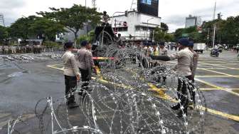 Polisi berjaga-jaga sebagai bagian dari pengamanan Aksi 313 di Jakarta, Jumat (31/3).