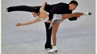 Pasangan atlet Cina, Yu Xiaoyu dan Zhang Hao, menampilkan keahlian mereka di ajang Kejuaraan Dunia Seluncur Indah (Figure Skating) ISU di Helsinki, Finlandia, Kamis (30/3/2017). [AFP/John MacDougall]