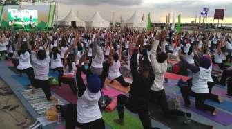 Serunya Yoga Sembari Menunggu Sunset di Pantai