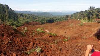 Jalan Padang - Kerinci Tertutup Timbunan Longsor