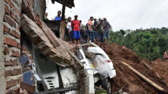 Khofifah Minta Pemkab Ponorogo Relokasi Korban Longsor