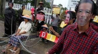 Aksi teatrikal solidaritas peduli petani kendeng di, Jakarta, Senin (3/4).