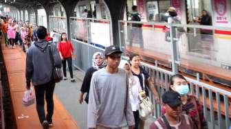 Kereta Api Rel Listrik (KRL) Jabodetabek di Stasiun Jakarta Kota, Jakarta, Senin (3/4).