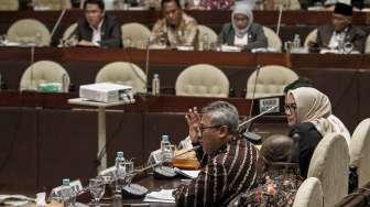 Uji kelayakan dan kepatutan calon anggota KPU di Komisi II DPR, Kompleks Parlemen Senayan, Jakarta, Senin (3/4).