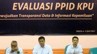 Ketua KPU RI Juri Ardiantoro didampingi komisioner KPU RI Ferry Kurnia Rizkiyansyah dan Arief Budiman, memimpin Rapat Evaluasi Pengelolaan dan Pelayanan Informasi Publik di lingkungan KPU di Jakarta, Selasa (4/4).