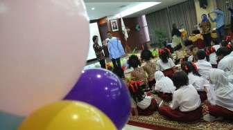 Kak Seto berinteraksi dengan anak-anak dalam acara peringatan 47 tahun pengabdiannya, di aula Kementerian Pemberdayaan Perempuan dan Perlindungan Anak, Jakarta, Selasa (4/4/2017). [Suara.com/Oke Atmaja]
