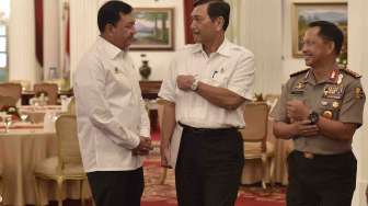 Kapolri Jenderal Pol Tito Karnavian (kanan) bersama Menko bidang Kemaritiman Luhut Panjaitan (tengah) dan Kepala BIN Jenderal Pol Budi Gunawan (kiri) berbincang sebelum Sidang Kabinet Paripurna terkait pagu indikatif RAPBN 2018 di Istana Negara, Jakarta, Selasa (4/4).