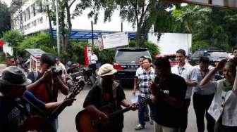 Sandiaga Uno 'Digoyang' Pengamen saat Makan di Warung Kaki Lima