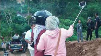 Selfie di Lokasi Longsor Ponorogo, Dua Perempuan Ini Dikecam