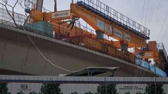 Sejumlah pekerja menyelesaikan proyek jembatan Simpang Susun Semanggi, Jakarta, Selasa (4/4/2017), sembari memastikan terhindar dari kecelakaan kerja. [Suara.com/Kurniawan Mas'ud]