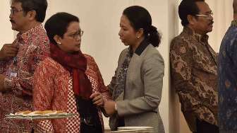 Menteri BUMN Rini Soemarno (kedua kanan) bersama Menteri Luar Negeri Retno Marsudi (kedua kiri) berbincang sebelum Sidang Kabinet Paripurna terkait pagu indikatif RAPBN 2018 di Istana Negara, Jakarta, Selasa (4/4).