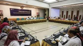 Ketua KPU RI Juri Ardiantoro didampingi komisioner KPU RI Ferry Kurnia Rizkiyansyah dan Arief Budiman, memimpin Rapat Evaluasi Pengelolaan dan Pelayanan Informasi Publik di lingkungan KPU di Jakarta, Selasa (4/4).
