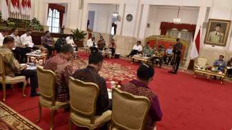 Presiden Joko Widodo (kedua kanan) didampingi Wakil Presiden Jusuf Kalla (kanan) memimpin Sidang Kabinet Paripurna terkait pagu indikatif RAPBN 2018 di Istana Negara, Jakarta, Selasa (4/4). 