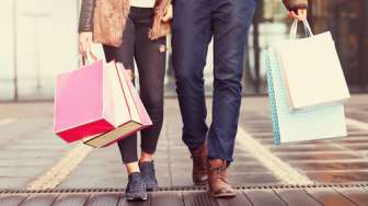 5 Cara Asyik Bikin Pacar Betah Diajak Belanja