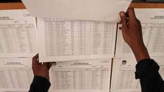 Warga melihat Daftar Pemilih Sementara (DPS) menjelang dilaksanakannya Pemilihan Gubernur (Pilgub) DKI Jakarta putaran kedua di Kantor Kelurahan Kramat, Senen, Jakarta, Rabu (5/4/2017). [Suara.com/Kurniawan Mas'ud]