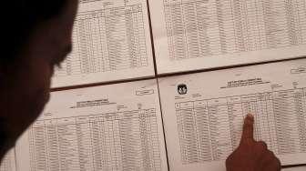 Warga melihat Daftar Pemilih Sementara Pilgub DKI Jakarta putaran kedua di Kantor Kelurahan Kramat, Senen, Jakarta, Rabu (5/4/2017). [Suara.com/Kurniawan Mas'ud]