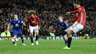 Gol Penalti Ibrahimovic Selamatkan MU di Old Trafford